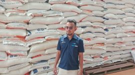 Petugas Saat Perlihatkan Stok Beras di Bulog Cabang Kotabaru