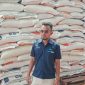 Petugas Saat Perlihatkan Stok Beras di Bulog Cabang Kotabaru
