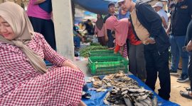 H Bahsanudin Saat Blusukan ke Pasar Sebamban Kecamatan Sungai loban Kabupaten Tanah Bumbu