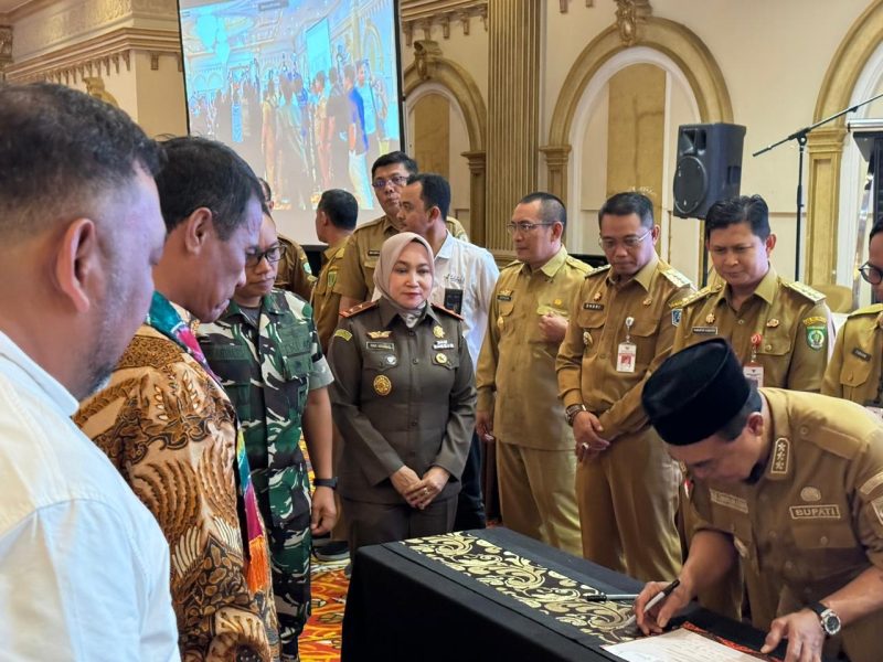 penandatanganan komitmen cetak sawah antara Pemerintah Kabupaten Tanah Bumbu dengan Kementerian Pertanian RI yang ditandatangani langsung Bupati Zairullah Azhar disaksikan Menteri Andi Amran Sulaiman.