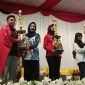 Kaban kesbangpol kotabaru menyerahan hadiah kepada lomba pemenang baris berbaris.