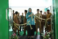 Gunting Pita Rumah Oleh-oleh Yang Diresmikan Bupati Tanah Bumbu bersama Ketua TP PKK Tanah Bumbu