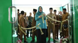 Gunting Pita Rumah Oleh-oleh Yang Diresmikan Bupati Tanah Bumbu bersama Ketua TP PKK Tanah Bumbu