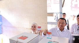 (Media Center) - Plt Gubernur Kasel H Muhidin ke TPS 11 Salurkan Hak Pilihnya Untuk Pilkada Kalimantan Selatan dan Banjarmasin