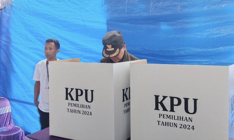 Bupati Tanah Bumbu dr HM Zairullah Azhar saat ke TPS dan Menyalurkan Hak Suaranya