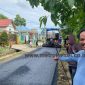 Anggota DPRD Tanah Bumbu Haris Fadillah Saat Memantau Langsung Pengaspalan Jalan di Jalan Benawa 2 Desa Bersujud Kecamatan Simpang Empat Tanah Bumbu