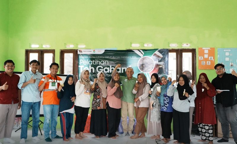 Foto Bersama Usai Pelatihan Pengolahan Teh Gaharu di Desa Sumber Arum Kabupaten Tanah Bumbu Yang Digelar PT Borneo Indobara