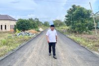 Wakil Ketua DPRD Tanah Bumbu H Hasanuddin Tinjau Pengaspalan di Jalan Plamboyan Desa Sepunggur Kecamatan Kusan Tengah