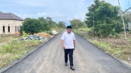 Wakil Ketua DPRD Tanah Bumbu H Hasanuddin Tinjau Pengaspalan di Jalan Plamboyan Desa Sepunggur Kecamatan Kusan Tengah
