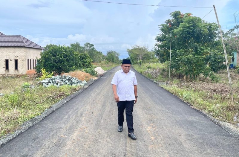 Wakil Ketua DPRD Tanah Bumbu H Hasanuddin Tinjau Pengaspalan di Jalan Plamboyan Desa Sepunggur Kecamatan Kusan Tengah