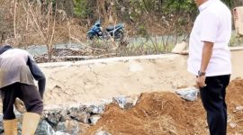 Wakil Ketua DPRD Tanah Bumbu H Hasanuddin Tinjau Pembangunan Lapangan Sepakbola Sepunggur Kecamatan Kusan Tengah