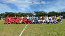 Foto bersama Peserta Sebelum Bertanding Perdana di ajang Turnamen Sepakbola Bupati Cup 2024