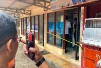 Petugas Saat Lakukan Olah TKP di Mesin ATM Bank Kalsel Sarigadung Tanah Bumbu, Yang Dibobol Seorang Pria