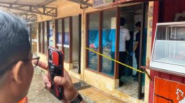 Petugas Saat Lakukan Olah TKP di Mesin ATM Bank Kalsel Sarigadung Tanah Bumbu, Yang Dibobol Seorang Pria