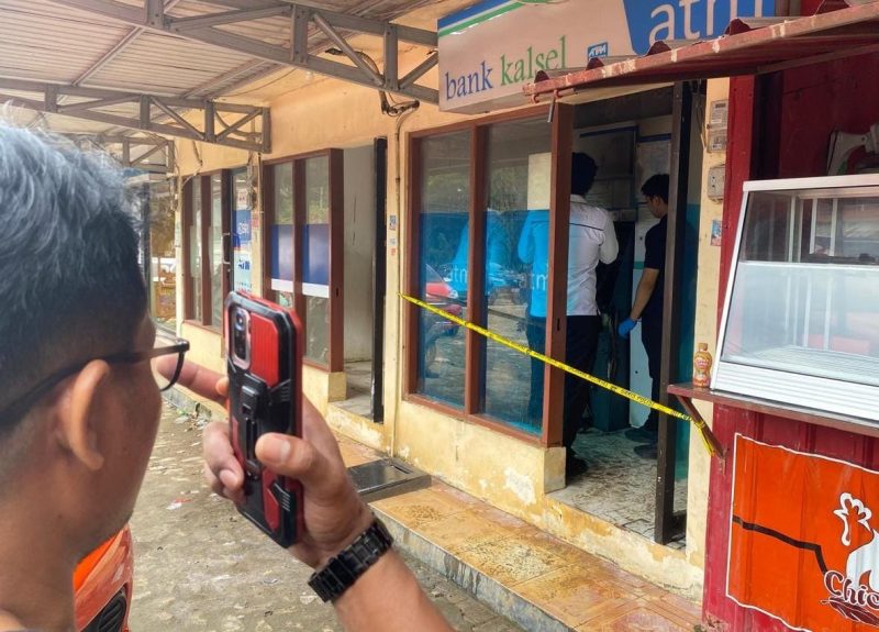 Petugas Saat Lakukan Olah TKP di Mesin ATM Bank Kalsel Sarigadung Tanah Bumbu, Yang Dibobol Seorang Pria
