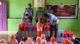 Jajaran Petinggi Kantor Imigrasi Batulicin Bagikan Makanan Bergizi Pada Anak TK SAMBA Tanah Bumbu Dalam Rangka Hari Bhakri Imigrasi ke 75