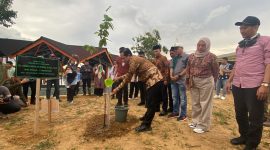 Menteri Lingkungan Hidup RI, Dr Hanif Faisol Menanama Pohon di Arboretum At Taif di Tanah Bumbu Kalimantan Selatan
