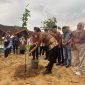 Menteri Lingkungan Hidup RI, Dr Hanif Faisol Menanama Pohon di Arboretum At Taif di Tanah Bumbu Kalimantan Selatan