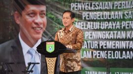 Menteri lingkungan Hidup RI, Dr Hanif Faisol Nurrofiq