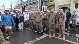 Satpol PP dan Damkar Kotabaru Yang Ikut Lakukan Pengamanan Jalannya Haul Guru Sekumpul ke 20 Martapura Kalimantan Selatan