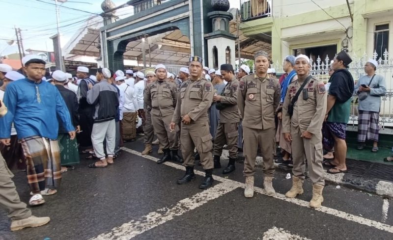 Satpol PP dan Damkar Kotabaru Yang Ikut Lakukan Pengamanan Jalannya Haul Guru Sekumpul ke 20 Martapura Kalimantan Selatan