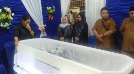 Ketua DPTD Kotabaru, Suwanti Berikan Penghormatan Terakhirnya Kepada Rekannya Yang Meninggal Dunia yaitu Jerry Lumenta Politikus PDI Perjuangan