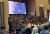 Bupati Tanah Bumbu HM Zairullah Azhar Sampaikan Pengunduran Dirinya yang diwakili Asisten Bidang Pemerintahan dan Kesra Pemkab Tanah Bumbu, Eka Saprudin di Rapat Paripurna DPRD Tanah Bumbu, Senin (13/1/25)