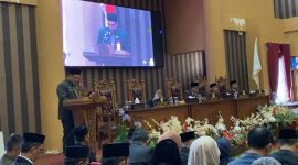 Bupati Tanah Bumbu HM Zairullah Azhar Sampaikan Pengunduran Dirinya yang diwakili Asisten Bidang Pemerintahan dan Kesra Pemkab Tanah Bumbu, Eka Saprudin di Rapat Paripurna DPRD Tanah Bumbu, Senin (13/1/25)