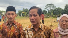 Menteri Lingkungan Hidup RI, Dr Hanif Faisol Saat Berkunjung ke Arboretum At Taif Kabupaten Tanah Bumbu, Jumat (17/1/25)