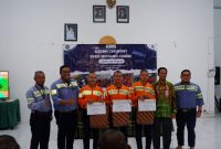 Peserta di program pelatihan Basic Mechanic Course (BMC) Batch 1, Menerima Sertifikat Pelatihan di Gedung Ekonomi Kreatif Kecamatan Angsana, Kabupaten Tanah Bumbu, Jumat (24/1/25)