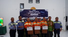 Peserta di program pelatihan Basic Mechanic Course (BMC) Batch 1, Menerima Sertifikat Pelatihan di Gedung Ekonomi Kreatif Kecamatan Angsana, Kabupaten Tanah Bumbu, Jumat (24/1/25)