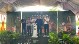 Bupati Tanah Bumbu Zairullah didampingi Kepala Teknik Tambang PT Borneo Indobara (BIB), Riadi Simka, Sekretaris Daerah Tanah Bumbu, Dr Ambo Sakka, Koordinator Lingkungan Hidup Kementrian ESDM RI, Horas Pasaribu dan Kepala Dinas Lingkungan Hidup setempat, Rahmat Prapto Udoyo Saat Resmikan Arboretum At-Thaib Batulicin