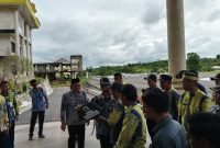 Bupati dan Sekda Kotabaru Saat Serahkan Mobil Dinas Kepala Desa di Kabupaten Kotabaru