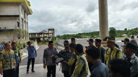 Bupati dan Sekda Kotabaru Saat Serahkan Mobil Dinas Kepala Desa di Kabupaten Kotabaru