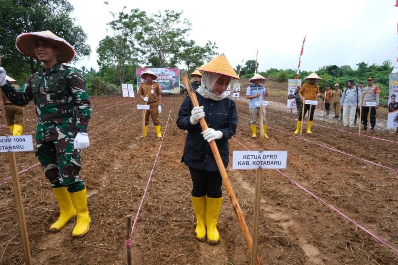 Ketua DPRD Kotabaru, Suwanti Saat Ikut Tanam Jagung di Program Satu Juta Ha di Polres Kotabaru