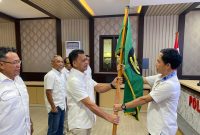 Ketua PELTI Tanah Bumbu, Nahrul Fajeri Menerima Bendera dari PELTI Provinsi Kalimantan Selatan, Sabtu (22/2/2025).