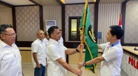 Ketua PELTI Tanah Bumbu, Nahrul Fajeri Menerima Bendera dari PELTI Provinsi Kalimantan Selatan, Sabtu (22/2/2025).