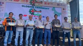 Foto bersama KTT PT Borneo Indobara (BIB), Riadi Simka bersama Mitra Kerjanya di Penutupan acara BK3N