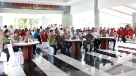 Zoom Baksos Polri Presisi, Polres Tanah Bumbu Bersama Forkopimda dan Ratusan Mahasiswa di Pendopo Gajah Mada Polres Tanah Bumbu