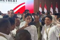 Wapres Gibran Saat Berfoto Selfi Dengan Kepala Daerah di Momen Retreat Kepala Daerah Se-Indonesia