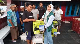 Amalia, anggota DPRD Kotabaru menyerahkan bantuan berupa alat tangkap ikan dan mesin ketinting pada kelompok nelayan