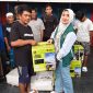 Amalia, anggota DPRD Kotabaru menyerahkan bantuan berupa alat tangkap ikan dan mesin ketinting pada kelompok nelayan