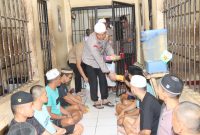 Kapolres Kotabaru AKBP Doli M Tanjung SIK Saat Bagikan Makanan Berbuka Puasa Dengan Tahanan Rutan