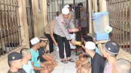 Kapolres Kotabaru AKBP Doli M Tanjung SIK Saat Bagikan Makanan Berbuka Puasa Dengan Tahanan Rutan