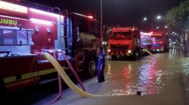 Mobil Pemadam Kebakaran Sedot Air Yang Rendam Jalan Transmigrasi Palajau Kabupaten Tanah Bumbu