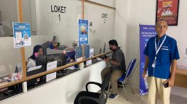 Kepala PT PELNI Batulicin Saat Memantau Loket Pembelian Tiket di Kantornya Jalan Raya Batulicin