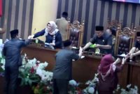 Fraksi Berikan Dokumen Pandangan Fraksi kepada Pimpinan Sidang Paripurna Riset dan Inovasi Daerah