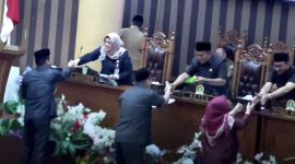 Fraksi Berikan Dokumen Pandangan Fraksi kepada Pimpinan Sidang Paripurna Riset dan Inovasi Daerah