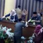 Fraksi Berikan Dokumen Pandangan Fraksi kepada Pimpinan Sidang Paripurna Riset dan Inovasi Daerah