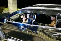 Bupati Tanah Bumbu, Andi Rudi Latif Saat Baru Keluar Kantor Dinihari dan Masuk Mobilnya Untuk Pulang